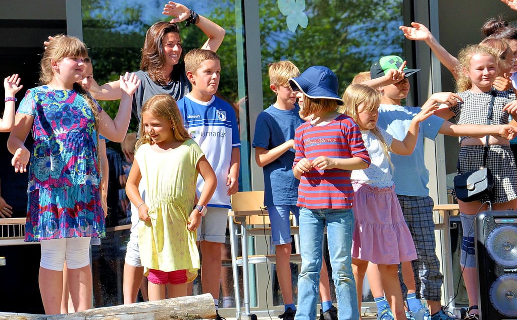 Als Lehrerin für Sport und Sachkunde weiß Stephanie Träbert - hier kürzlich beim Sommerfest der Grundschule Rathmannnsdorf - Jungen und Mädchen auch für die hiesige AG Fußball zu begeistern.