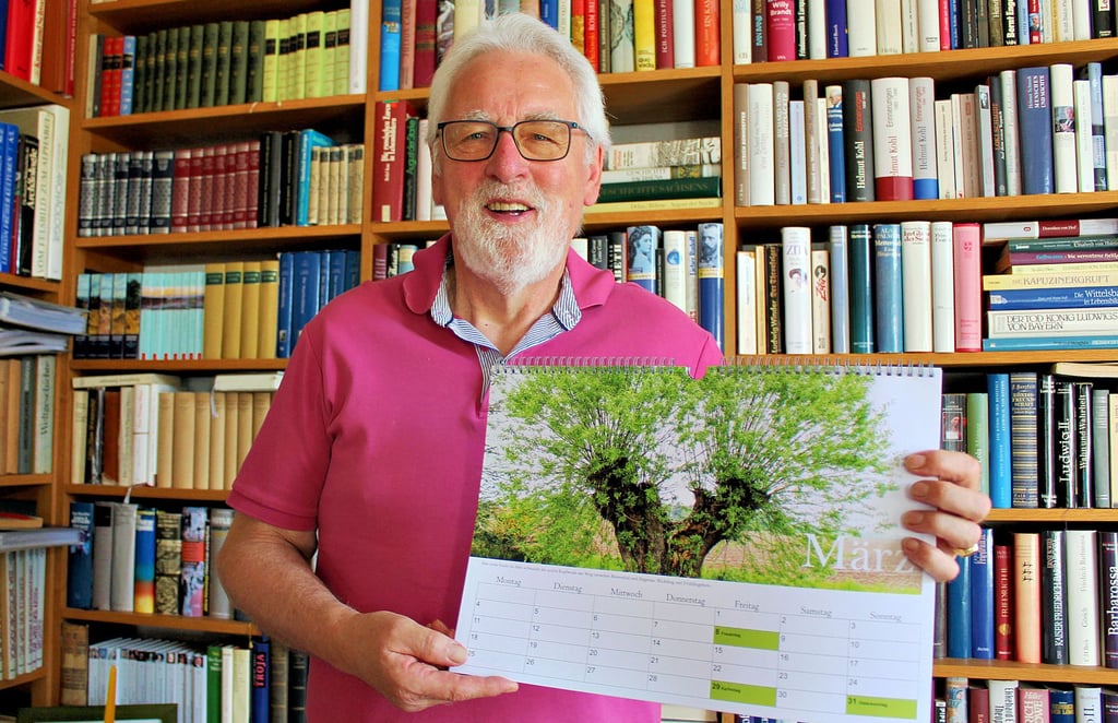 Ansichten und Stimmungen: Der Meßdorfer Ortsbürgermeister Uwe Lenz präsentiert den Heimatkalender für 2024.