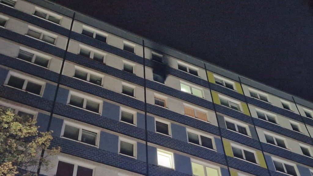 Durch das Feuer wurde auch die Fassade beschädigt.