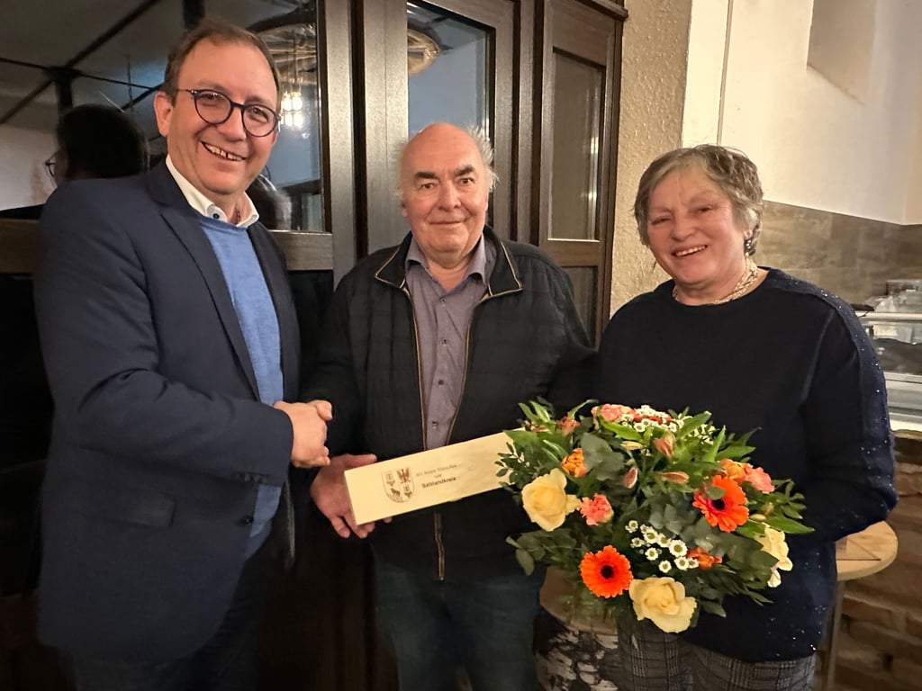 Landrat Markus Bauer (links) gratuliert dem Landtagsabgeordneten und FDP-Kreischef Johann Hauser im Beisein von dessen Frau Rosa zum 70. Geburtstag.