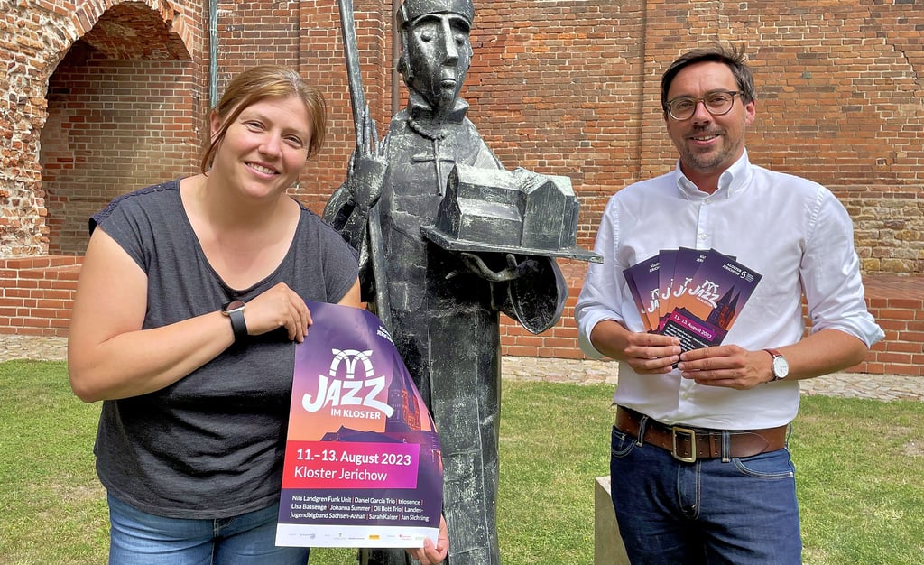 Sabine Gottschling und Philipp Jahn zeigen Flyer und Plakate für das bevorstehende Jazzfestival vom 11. bis 13. August in Jerichow. Mit den Musiktagen soll der Jazz auch Neugierigen näher gebracht werden.