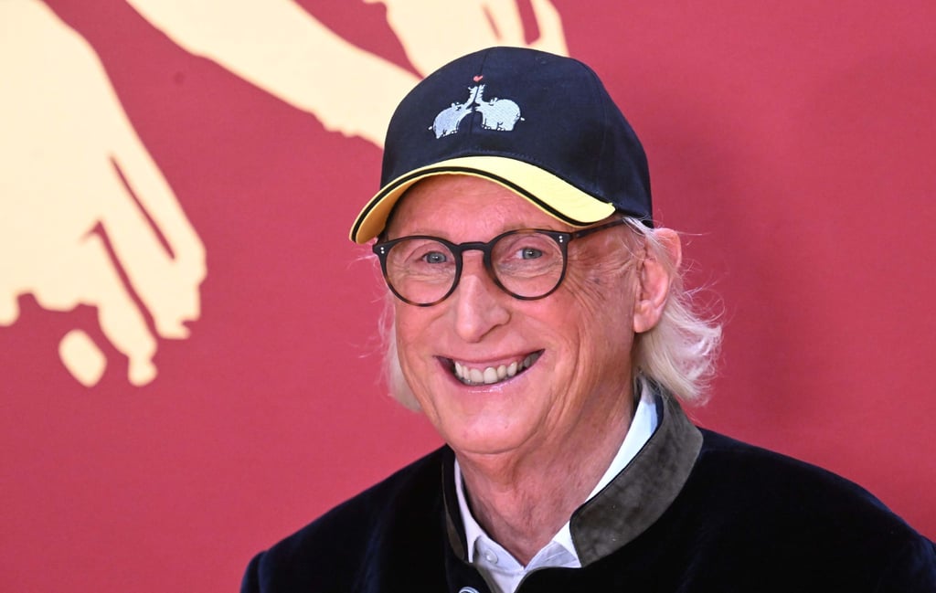 Der Komiker und Künstler Otto Waalkes zeigt sich beim Presserundgang durch „Otto die Ausstellung“ von Otto Waalkes im Buchheim Museum.