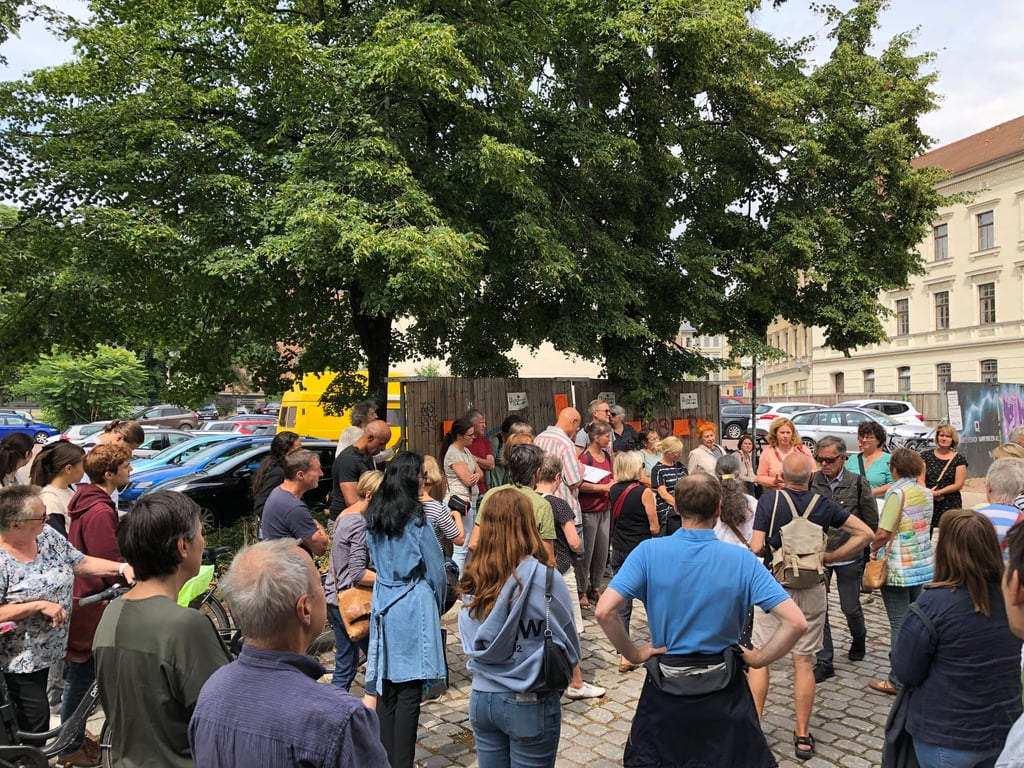 Treffpunkt an den Linden in der Großen Brauhausstraße: Die Bäume sollen einem Bauprojekt weichen. Unter vielen Hallensern regt sich dagegen Widerstand.