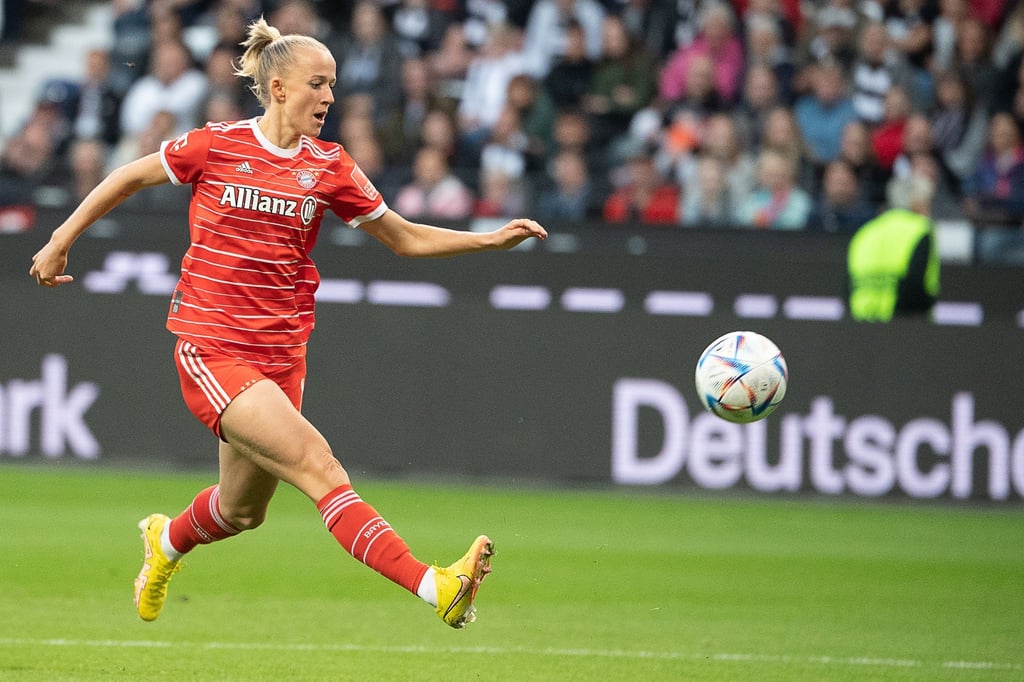 Bayerns Lea Schüller feiert mit ihrer Mannschaft in der kommenden Spielzeit Liga-Premiere in der Allianz Arena.