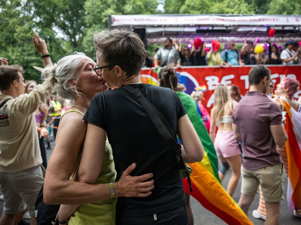 Zwei Frauen küssen sich am Rande der Demonstration.