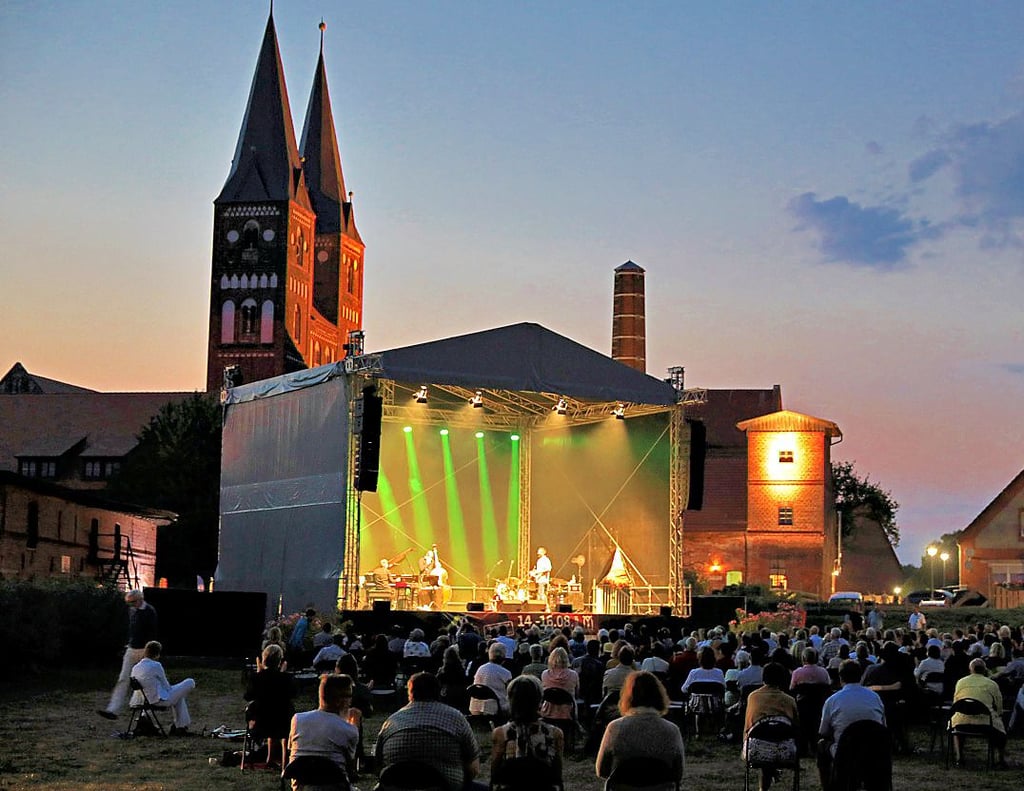 Alljährlich im August wird auf dem Klosterareal in Jerichow für das Jazz-Festival eine große Bühne aufgebaut, wie hier im jahr 2020, als Till Brönner zu Gast war.