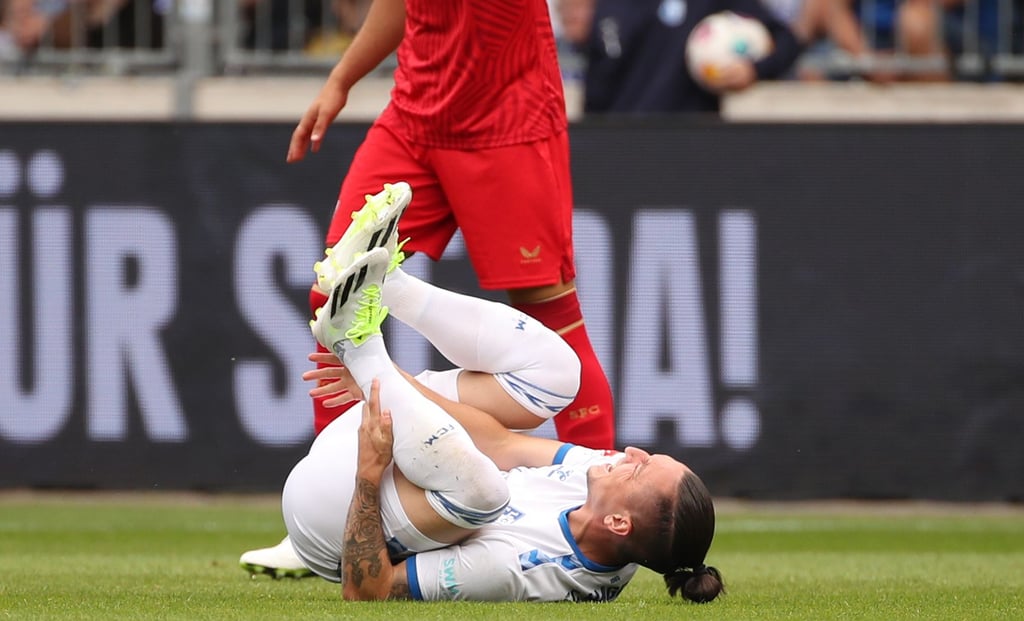 Das sah nicht gut aus: Baris Atik hatte Schmerzen am linken Bein und spielte nur die erste Halbzeit gegen den FC Sevilla. Im Duell mit dem Europa-League-Sieger markierte er das 3:1 vor der Pause.