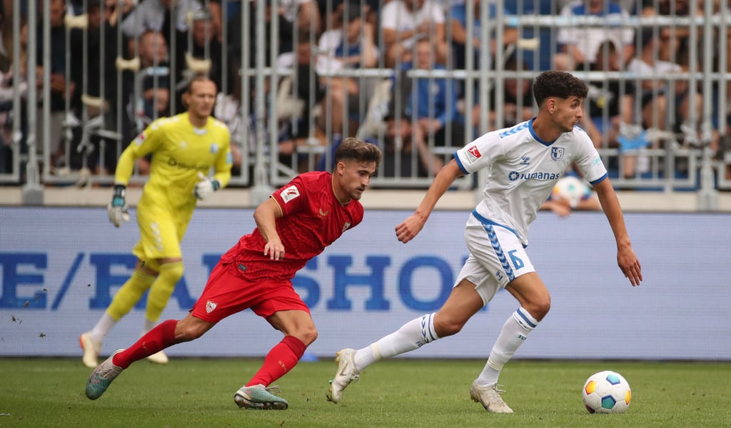 Siegte zum Abschluss der Vorbereitung mit dem 1. FC Magdeburg: Daniel Elfadli (r.), hier gegen Ivan Romero vom FC Sevilla.