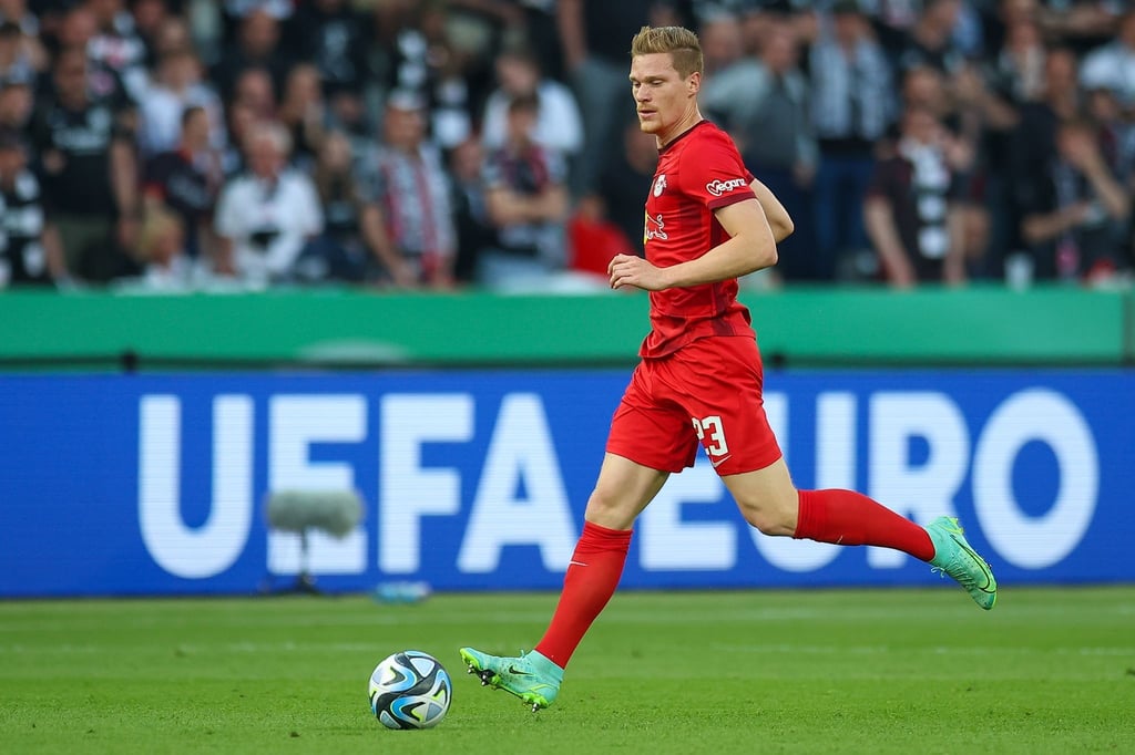 Spieler Marcel Halstenberg am Ball.