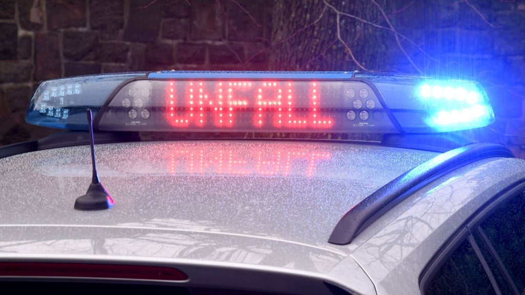 Die Leuchtschrift „Unfall“ auf dem Dach eines Polizeiwagens.