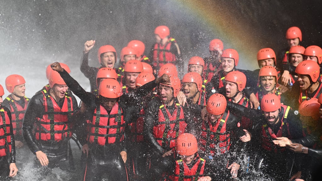 Der Kader von RB Leipzig beim Wildwasserrafting auf der Rienz