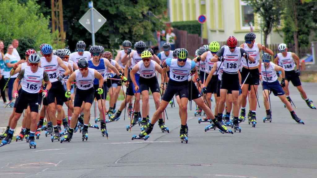 Der Sonntag gehörte bis in die frühen Nachmittagsstunden hinein den Skisportlern auf den Skates. Bergauf und bergab führte der mehrmals zu durchlaufende Rundkurs in der Blankenburger Innenstadt.