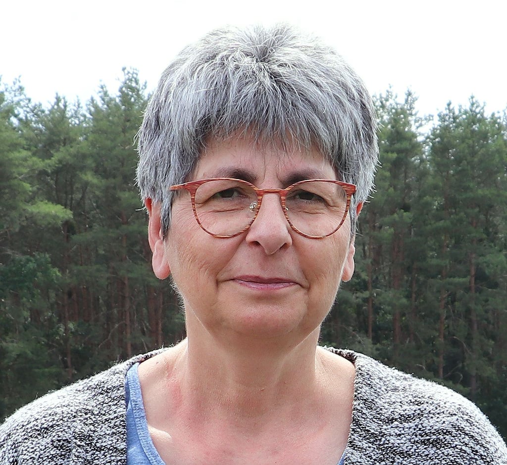 Ramona Gorgas aus Bergzow war mit ihrem Enkel Julian nach Hohenseeden gekommen. „Heidelbeeren schmecken und sind gesund. Wir haben schon den zweiten Korb gepflückt. Zuhause wird Marmelade draus gemacht.“ Foto: Bettina Schütze