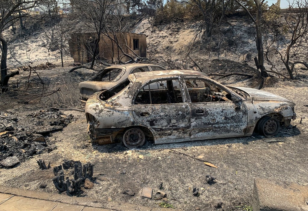 Tausende Menschen sind auf der griechischen Insel Rhodos auf der Flucht vor schweren Waldbränden, darunter zahlreiche Touristen.