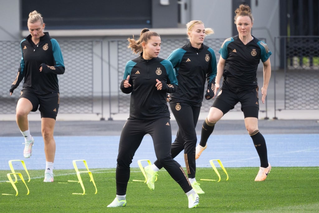 Alexandra Popp (l-r), Lena Oberdorf, Laura Freigang und Marina Hegering beim Training.