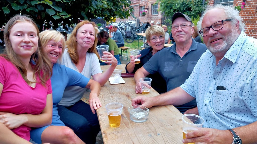 Beim „Rock auf der Tenne“ in Farsleben waren die Plätze auf dem Vierseitenhof wie immer heiß begehrt. Zahlreiche Fans der Rolling Stones hatten sich dort versammelt.