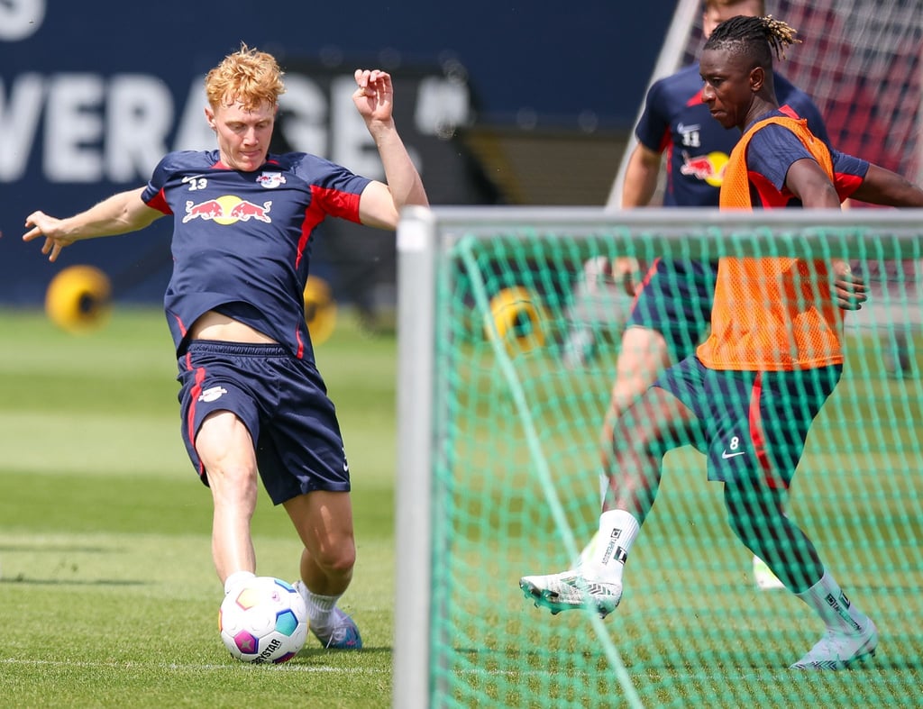 Leipzigs Spieler Nicolas Seiwald (l) und Amadou Haidara im Duell während einer Trainingseinheit.