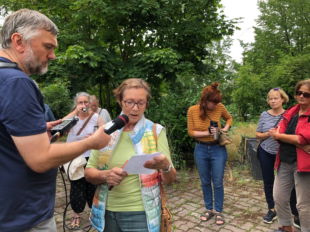 Autorin Margarethe Wein trägt ein selbstverfasstes Baum-Gedicht vor.