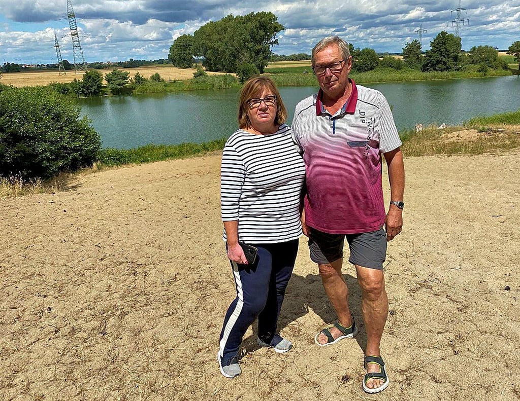 Roswitha und Peter Wölfer haben keine Bedenken, weiter im See zu baden, denn am Badestrand ist das Wasser sauber.
