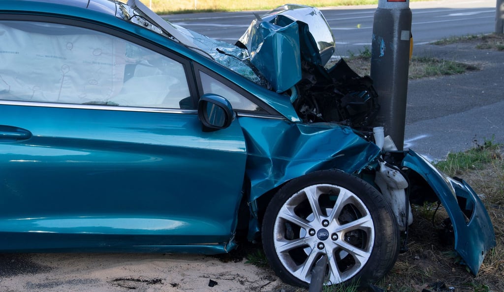 Ein Pkw ist nach einem Unfall schwer beschädigt. Die Kosten für die Autoversicherung sind erheblich gestiegen.