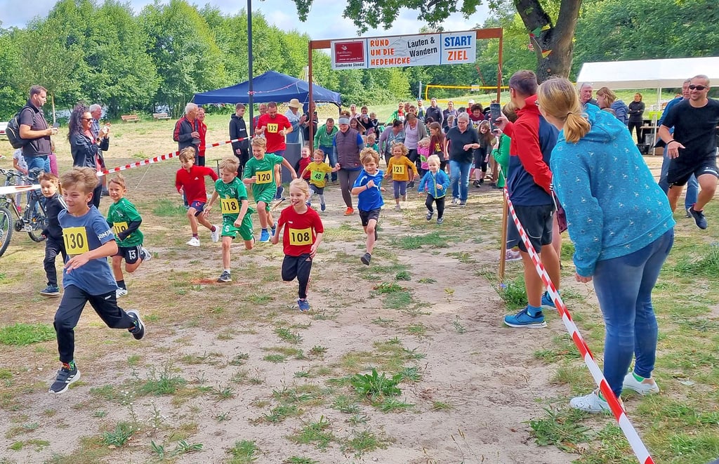 Der Kinderstart für die Laufstrecke von 400 Metern. Gleich die Spitzenposition hat mit Ben Primus der spätere Sieger übernommen. Einige Eltern begleiteten in dem Rennen auch ihre Kinder.