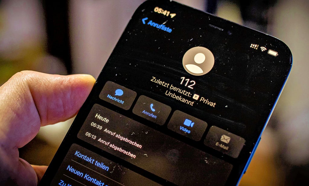 Das Handy wählt von allein den Notruf. Diese Hosentaschenanrufe werden vorrangig von Android-Smartphones abgesetzt.