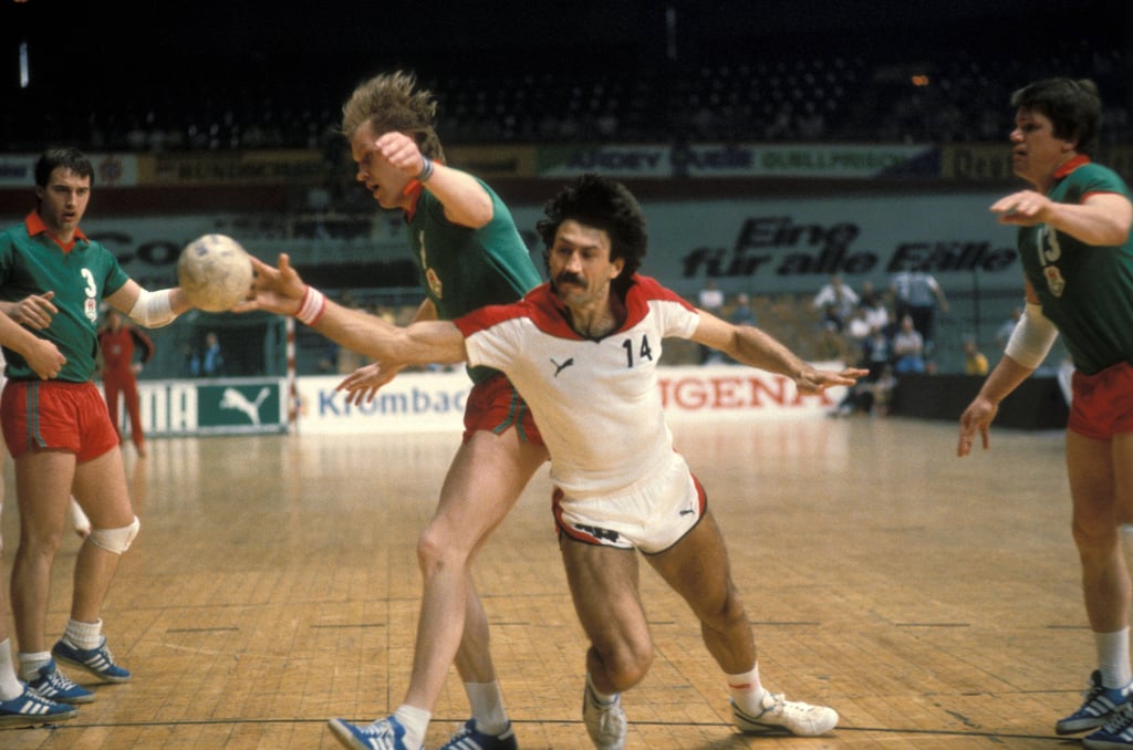 Milan Lazarevic (Nettelstedt/M.) im Zweikampf mit Günter Dreibrodt: Zur Absicherung steht Manfred Hoppe (r.) bereit. Am Ende gewann die Grün-Roten den Supercup 1981,