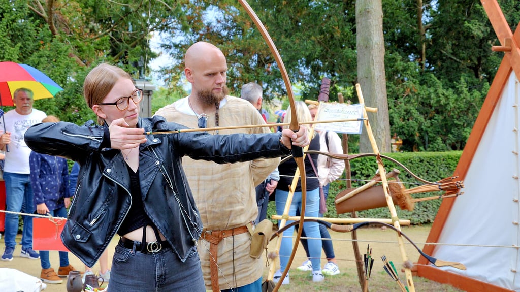 Zu den Angeboten auf dem Burgberg gehört neben historischen Spielen auch das Schießen mit Pfeil und Bogen.