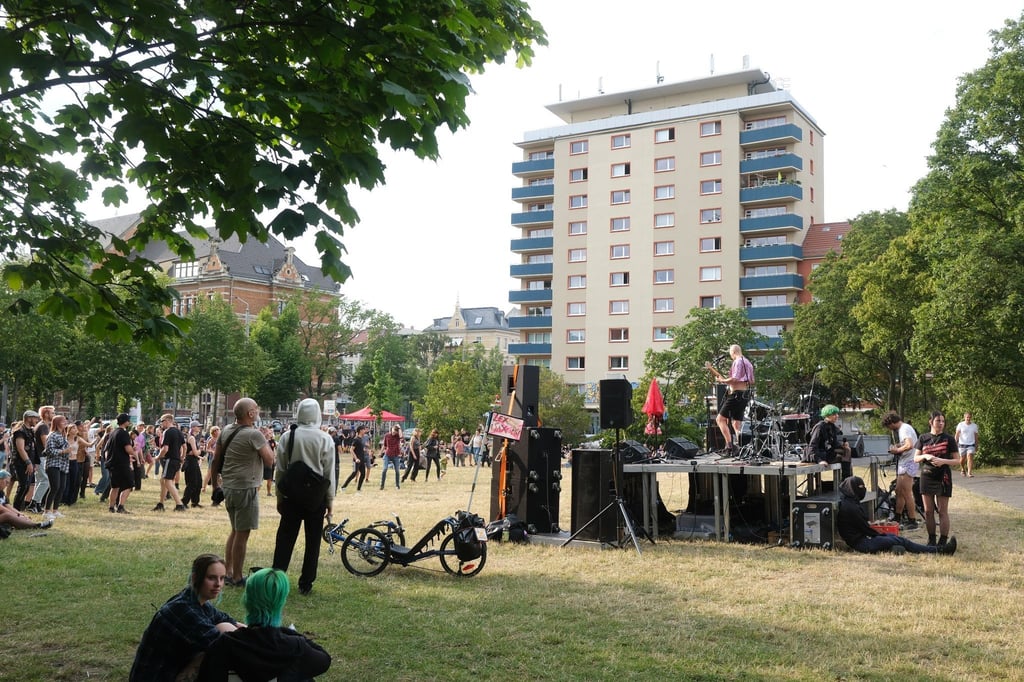 Besucher eines Solidaritätskonzert auf dem Alexis-Schumann-Platz im Süden der Stadt.