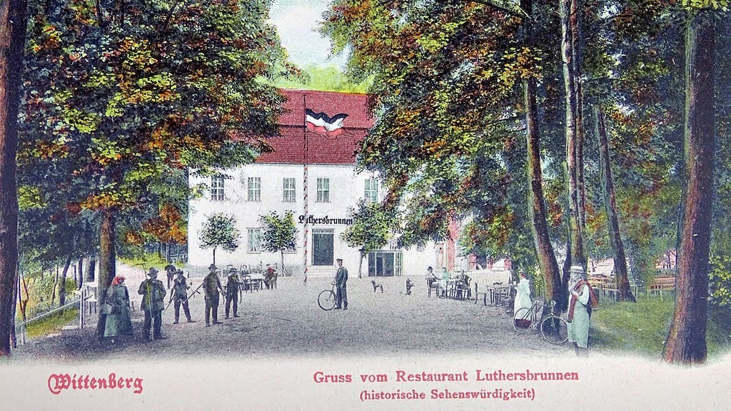 Das Restaurant „Luthersbrunnen“ in Wittenberg in einer historischen Postkartenaufnahme.
