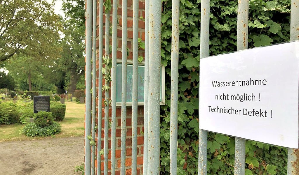 Auf dem Dessauer Friedhof I ist derzeit der Brunnen defekt, es gibt kein Wasser. Darüber informiert ein Zettel am Eingang.