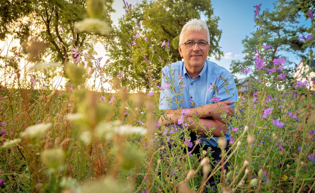 Hartmut Specht ist Ortsbürgermeister von Vehlitz. Er hat sich dafür stark gemacht, dass in der Ortschaft Insekteninseln und Blühwiesen angelegt werden. „Nicht exzessiv, lieber Stück für Stück - man muss die Leute auch mitnehmen“, sagt er.