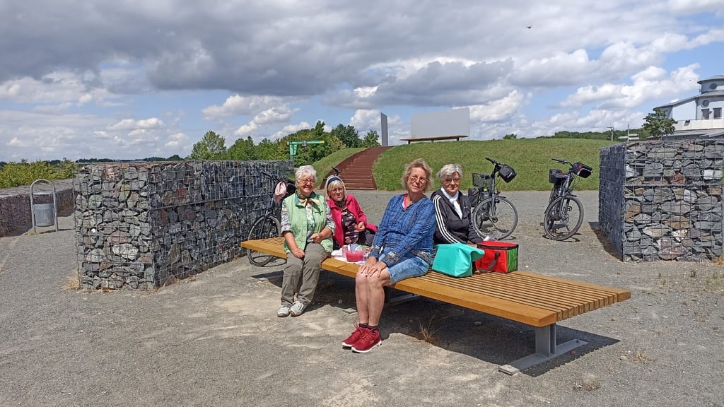 Sie gehören zu den erfolgreichsten Staßfurter Stadtradlern - das Team "Die Schabracken", eine (unternehmungs-)lustige Truppe, die sich beim Hohenerxlebener Karneval gefunden hat. Hier bei einem Ausflug zum Concordia-See.
