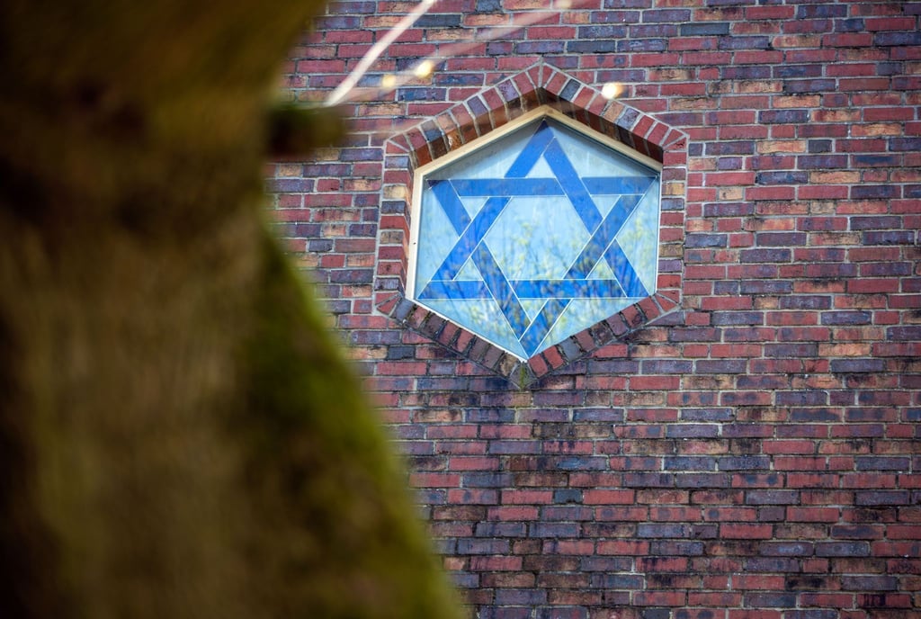 Der Davidstern ist in einem Fenster einer Synagoge zu sehen.