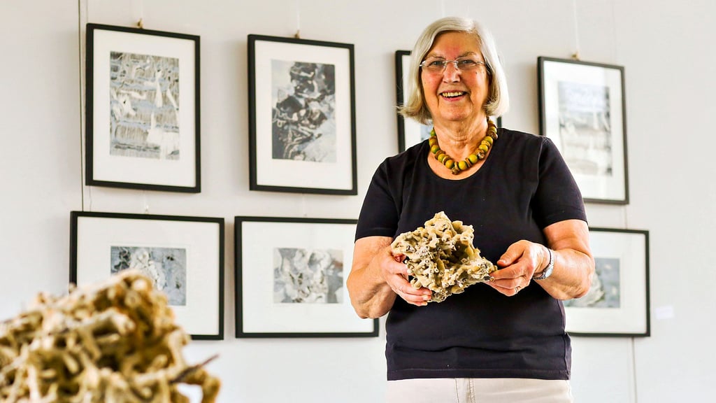 Irene Buchanan bereitet ihre Ausstellung im Kunsthaus Tiefer Keller vor.