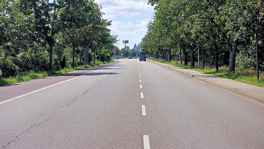 Blick auf die Berliner Chaussee (B1) in Magdeburg. Sie verläuft beinahe schnurgerade in Richtung Innenstadt.