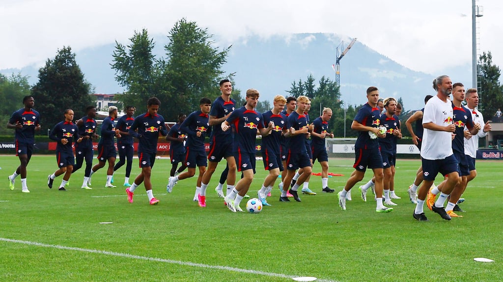 Nach dem Regen: Der RB-Kader beim Aufwärmen auf dem Gelände des ASV Reischach