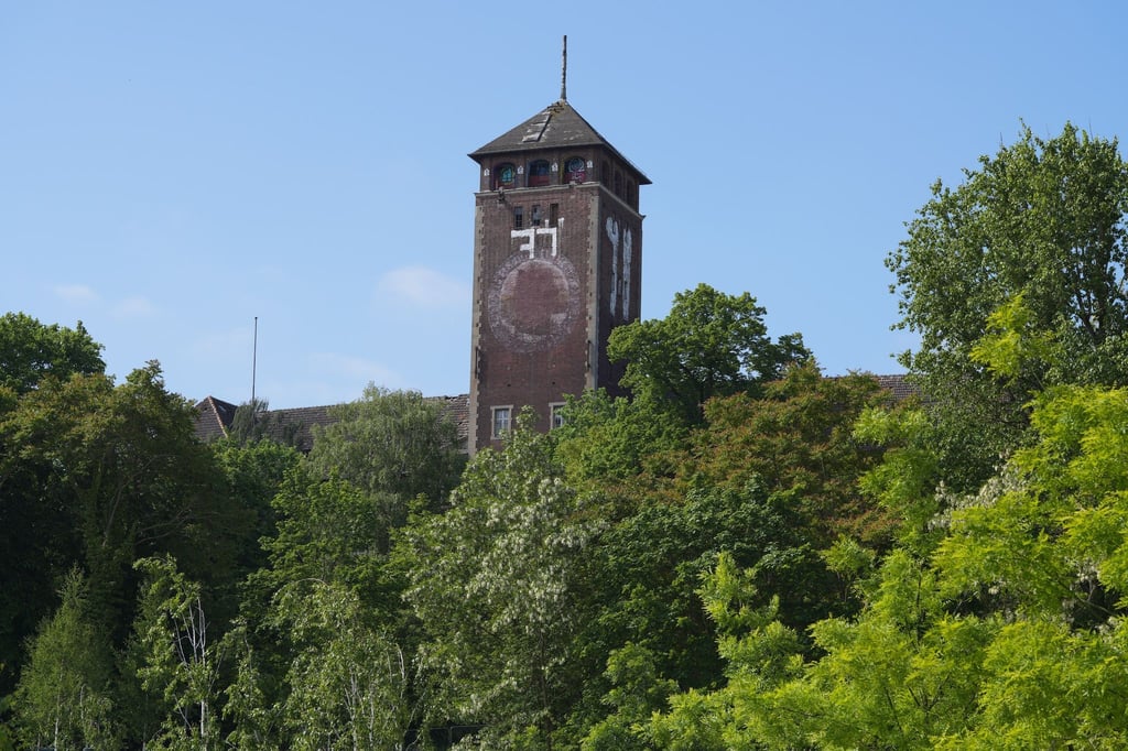 Der Turm des Gebäudes auf dem Potsdamer Brauhausberg.