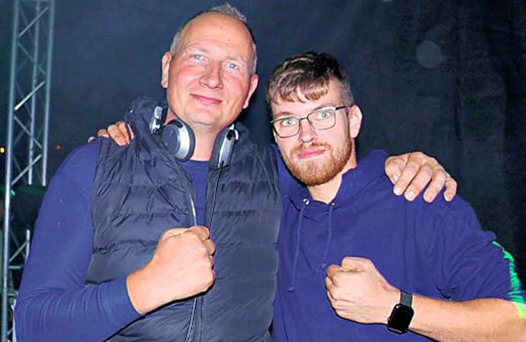Die DJs Mesic (links) und Luuk M. sorgten beim Bischfest in Wohlenberg in der Altmark für Stimmung.