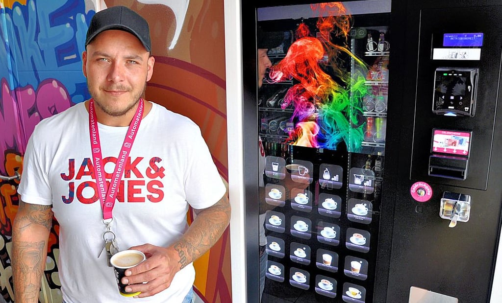 Dennis Martin mit dem neuesten Zuwachs im Automaten-Kiosk am Stendaler Hauptbahnhof: einer modernen Kaffee-Maschine.