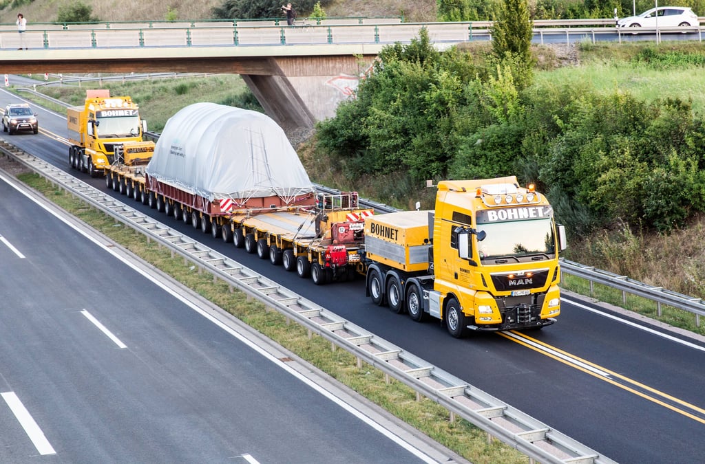 Auf der A14 bei Halle ist ein Schwertransporter in Flammen aufgegangen. (Symbolbild)