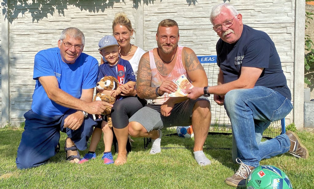 Jürgen Pott (links) und Henry Meinke (rechts) übergeben die Spenden vom Schlanstedter Kinderfest an den kleinen Eden Jack Hoppe und seine Eltern Tina Hoppe und Drees Barner in Schwanebeck.