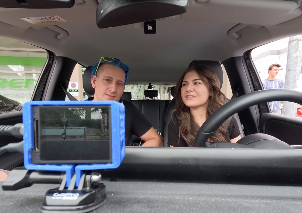 Der Fahrlehrer Fabian Schittenhelm (l.) erklärt bei einer Fahrstunde der Fahrschülerin Amelie die Grundlagen.