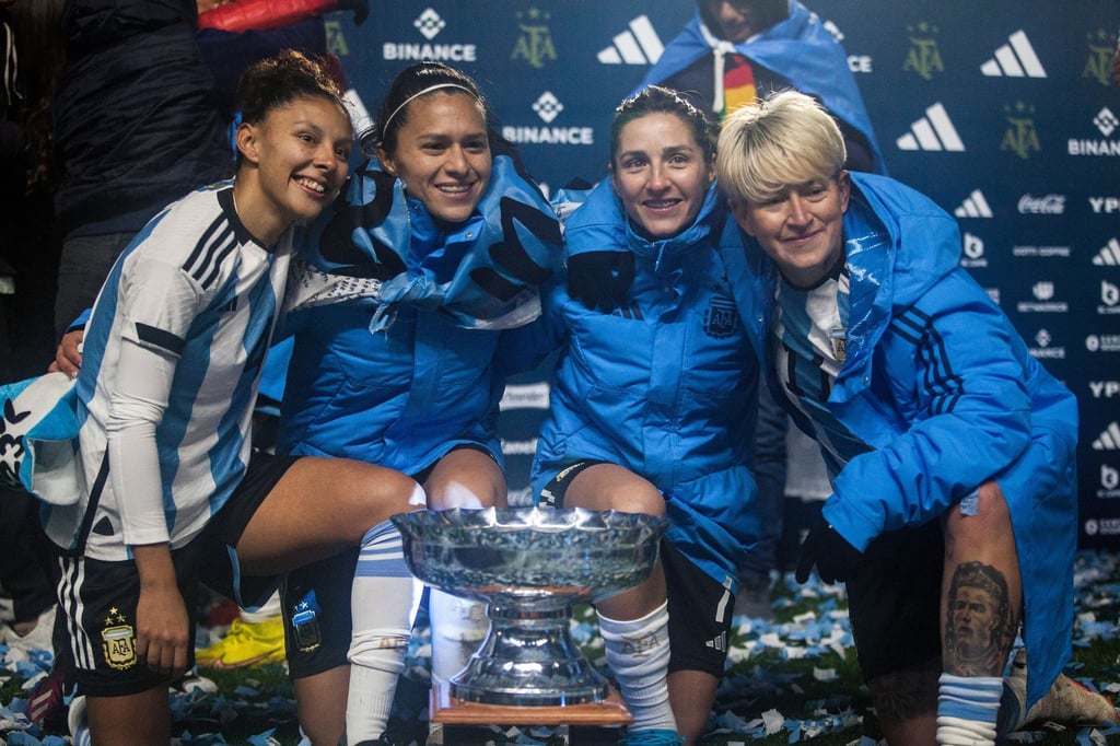 Die Argentinierin Yamila Rodriguez (r) trägt auf dem linken Schienbein ein Ronaldo-Tattoo.