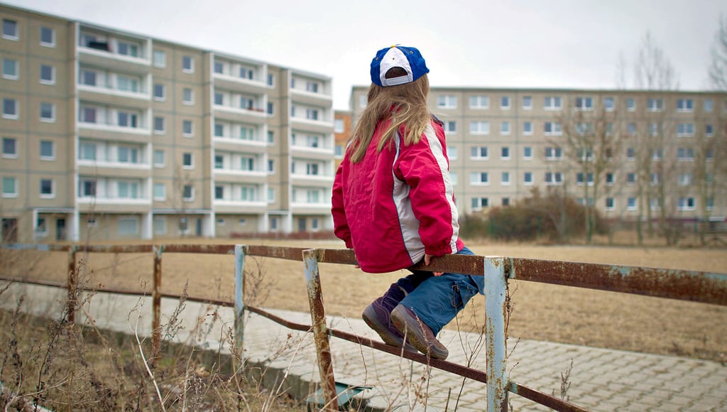 Dieses Foto soll symbolisieren, dass Kinder oft nicht mehr auf ihre Eltern zählen können. Landesweit ist die Zahl der Inobhutnahmen stark angestiegen. Im Burgenlandkreis ist die Entwicklung zwar konstant, doch viele Heime sind voll belegt.