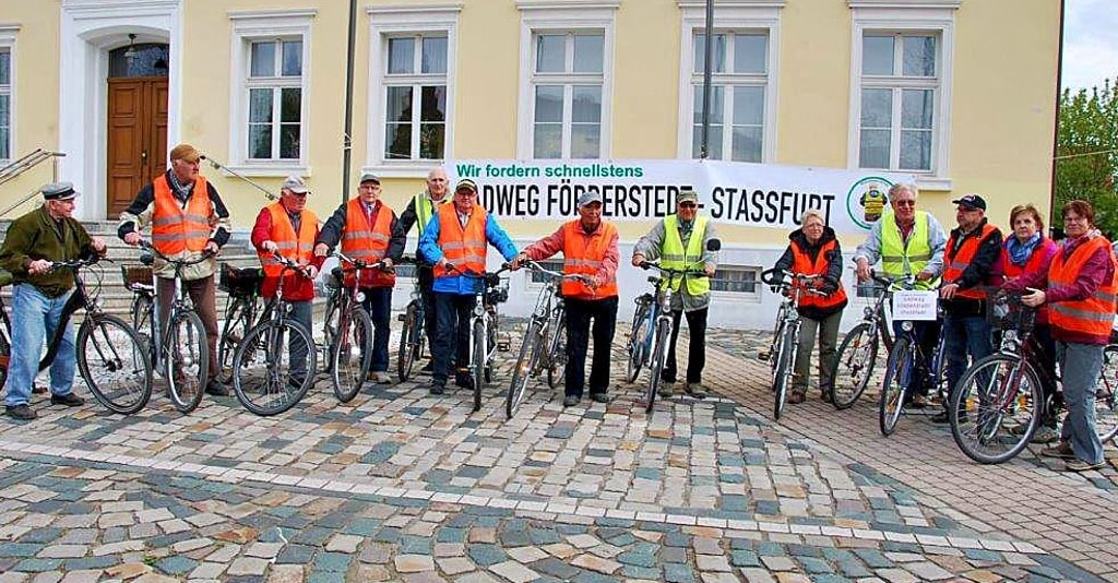 Immer wieder erinnern Fahrradfreunde aus Förderstedt um Gerhard Schnock (4. von rechts) mit Aktionen an ihre Forderung nach einem Radweg nach Staßfurt.