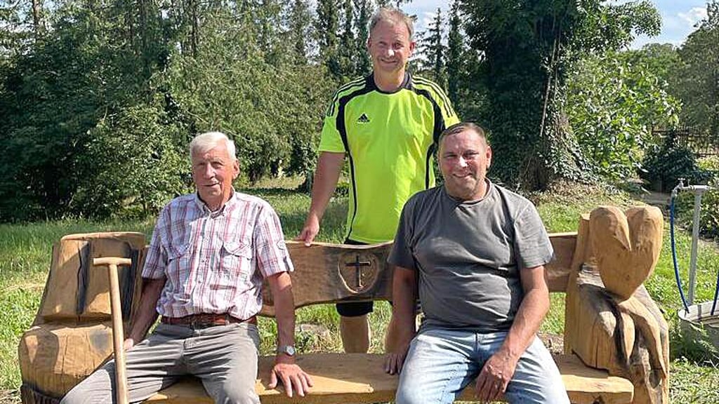 Karl Möhring (l.) und Thomas Ulrich (r.) haben dem Bebertaler Dorffriedhof ein echtes Unikat spendiert.