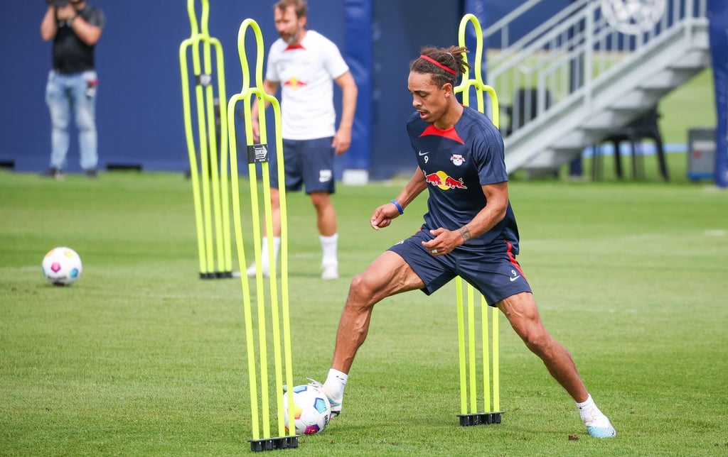 Leipzigs Spieler Yussuf Poulsen nimmt an der Trainingseinheit teil.