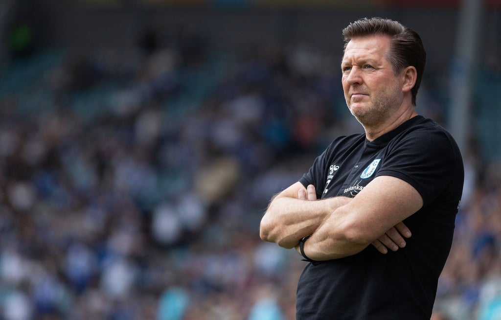 Magdeburgs Trainer Christian Titz steht am Spielfeldrand.