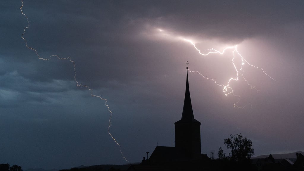 Am Montag sind in Sachsen-Anhalt erneut teils schwere Gewitter möglich.